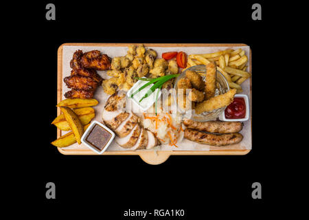 En-cas de la bière. Poulet servi sur une planche à découper, isolé sur le fond noir. Banque D'Images