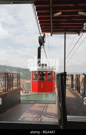 Barcelone, Espagne - Oct 01, 2018 : Cabine de funiculaire et de la gare de Saint Sébastien tower Banque D'Images