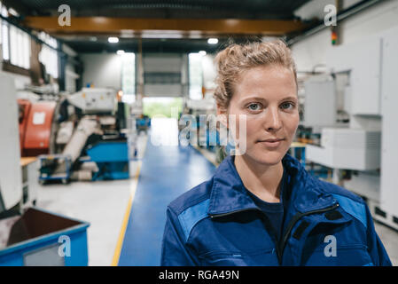 Jeune femme travaillant à titre de travailleur qualifié dans une entreprise de haute technologie, portrait Banque D'Images