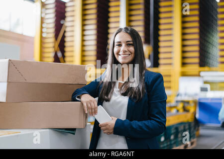 Jeune femme travaillant dans l'entrepôt de distribution Banque D'Images