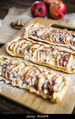 Tarte aux pommes fait maison sur planche de bois Banque D'Images