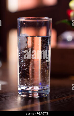 Verre de l'eau pétillante Banque D'Images
