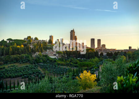 Italie, Toscane, San Gimignano, avec l'eau a tours dans la lumière du matin Banque D'Images