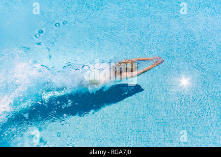 Espagne, province de Málaga, Mondron, woman diving into swimming pool création de bulles Banque D'Images