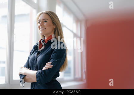 Portrait of smiling young stewardess Banque D'Images