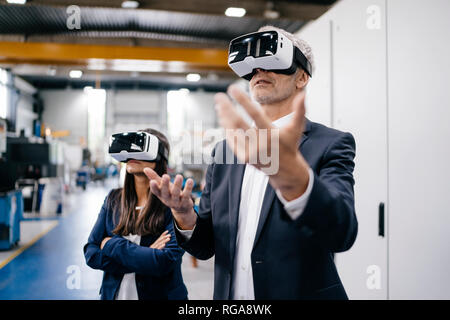 Une femme d'affaires dans le secteur de la haute technologie, l'entreprise à l'aide de lunettes VR Banque D'Images