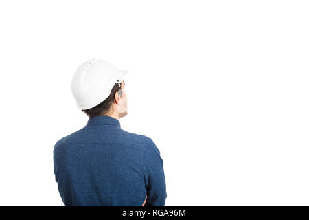 Vue arrière du jeune homme casque de protection port ingénieur de recherche réfléchie loin isolated over white background. Banque D'Images