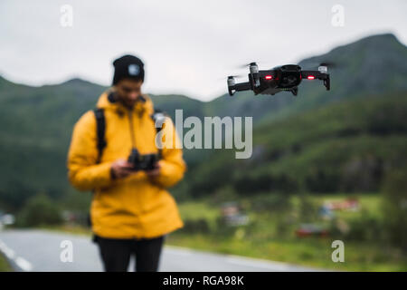 Jeune homme naviguer avec copter telecontrol Banque D'Images