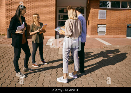 Groupe d'étudiants debout à l'extérieur avec les documents Banque D'Images