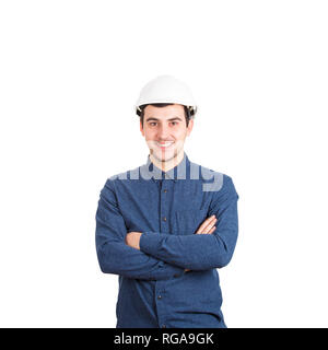 Certain jeune homme portant des ingénieur helmet holding mains croisées à la caméra à plus isolé sur fond blanc. Banque D'Images