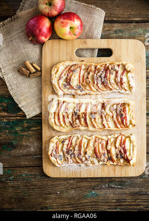 Tarte aux pommes fait maison sur planche de bois Banque D'Images