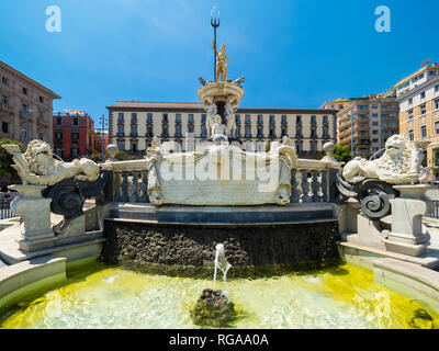 L'Italie, Campanie, Napoli, Piazza Municipio, Fontana del Nettuno Banque D'Images