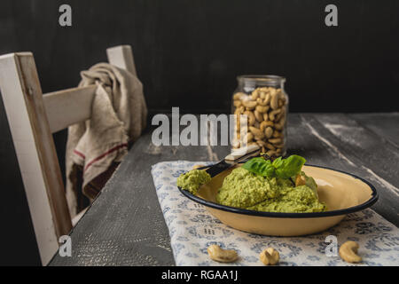 Propagation de cajou avocat au basilic sur la plaque, couteau Banque D'Images