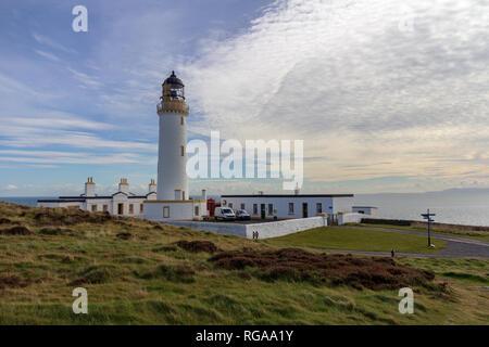 Vue de l'enceinte entourant le phare Mull of Galloway à Dumfries et Galloway, Écosse, Royaume-Uni sous un ciel bleu avec des nuages blancs Banque D'Images