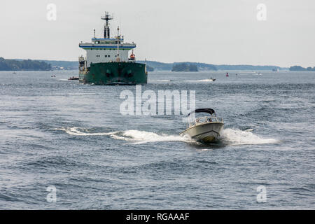 Le parc national des Mille-Îles, Saint Lawrence River, Ontario, Canada, le 17 juin 2018 : un navire et un bateau en passant par l'archipel de près Banque D'Images