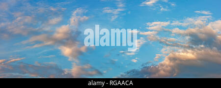 Nuages au coucher du soleil. Banque D'Images