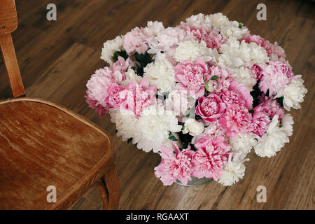 Gros Bouquet De Pivoines Rose Sur Fond Flou Copy Space Belles Fleurs Bouquet Maison De L Arriere Plan Carte De Souhaits Joyeux Anniversaire Saint Valentin Fete Des Meres Des Concepts Photo Stock Alamy