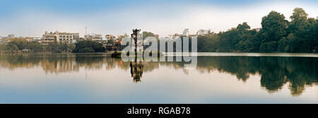 Ruines du temple sur un lac au Vietnam. Banque D'Images