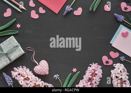 La Saint-Valentin ou fête de printemps, mise à plat avec des fleurs de jacinthes, cartes, cadeaux et coeurs roses avec copy-space Banque D'Images