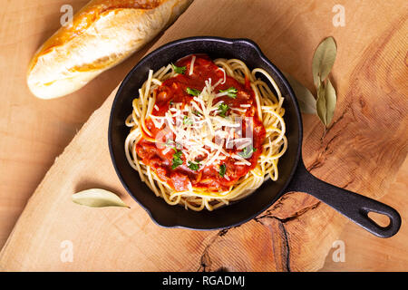 Concept alimentaire des spaghettis à la bolognaise en fer moulé sur blackground en bois Banque D'Images