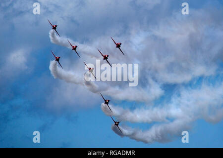 8 membres de l'avion 9 flèches rouges display team mise sur un écran à Scarborough pour le Arned les célébrations de la Journée des Forces canadiennes Banque D'Images