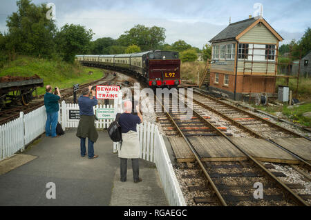 Les amateurs de trains photographie un train à vapeur du South Devon Railway car il arrive à Ashburton Junction près de Totnes, Devon Banque D'Images