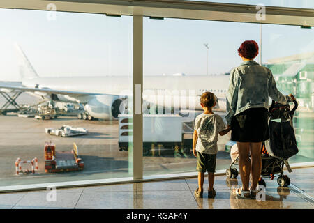 L'Espagne, l'aéroport de Barcelone, la mère et le fils en attente dans la zone de départ Banque D'Images