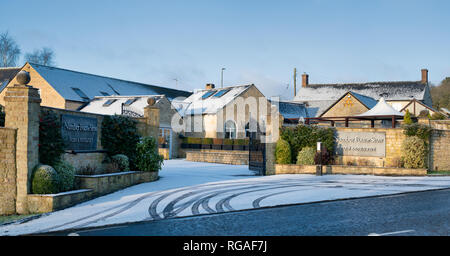 Numéro quatre à stow hôtel dans la neige. Fosse Way, Stow on the Wold. Cotswolds, Gloucestershire, Angleterre. Vue panoramique Banque D'Images