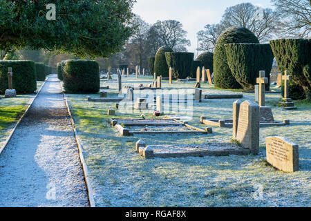 Hiver neige lumière dans un cimetière. Stow on the Wold, Cotswolds, Gloucestershire, Angleterre Banque D'Images