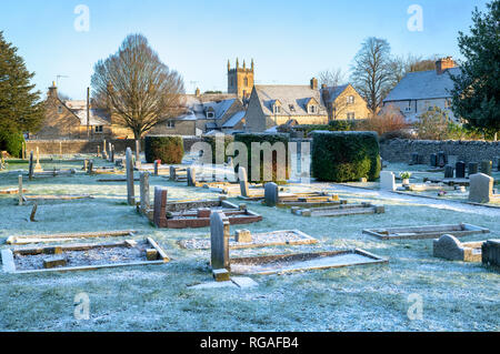 Hiver neige lumière dans un cimetière. Stow on the Wold, Cotswolds, Gloucestershire, Angleterre Banque D'Images