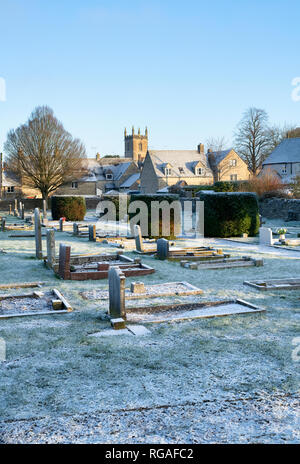 Hiver neige lumière dans un cimetière. Stow on the Wold, Cotswolds, Gloucestershire, Angleterre Banque D'Images