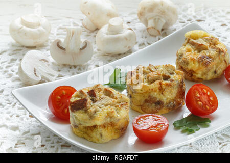 Omelette aux champignons, le persil, les tomates cerises et les croûtons de pain. Des œufs brouillés. Tortilla. La frittata. Délicieux petit-déjeuner traditionnel. Le Brunch. Sélectionnez Banque D'Images