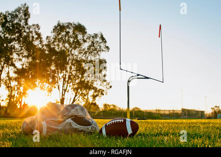 Poteaux de but et des ballons de football sur un terrain de football. Banque D'Images