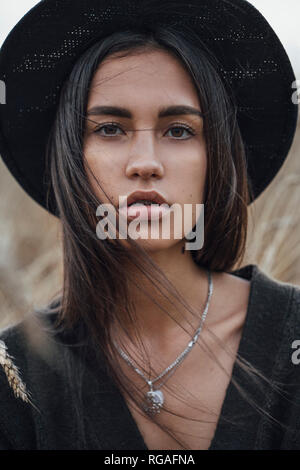 Portrait de jeune femme portant à la mode black hat Banque D'Images