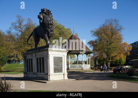 Le Lion Forbury dans memorial lecture, jardins Forbury Banque D'Images