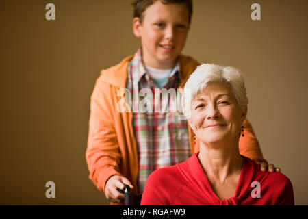 Femme mature et son petit-fils de poser pour un portrait. Banque D'Images