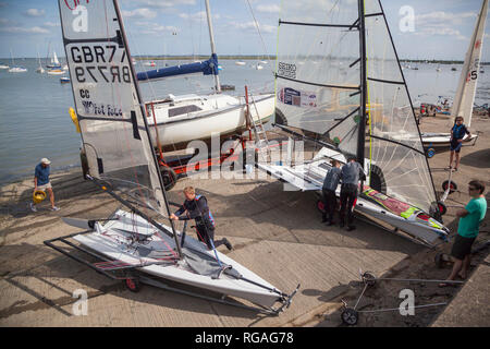 La préparation à une seule main course voiliers à un yacht club par l'estuaire de Blackwater près de Maldon en Essex Banque D'Images