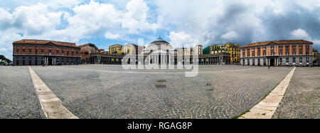 L'Italie, Campanie, Naples, Basilica di San Francesco di Paola, la Piazza del Plebiscito Banque D'Images