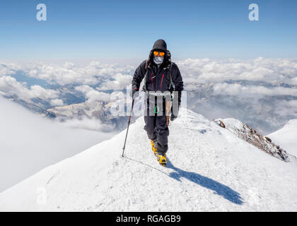 La Russie, la vallée de Baksan, Caucase, Mountaineer mont Elbrouz croissant Banque D'Images