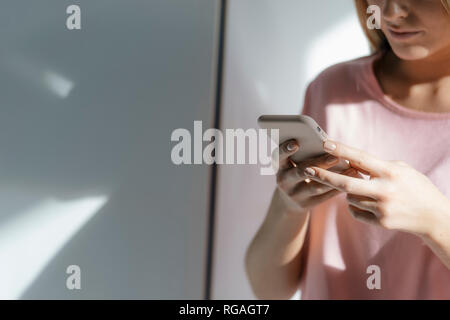 Young woman text messaging, vue partielle Banque D'Images