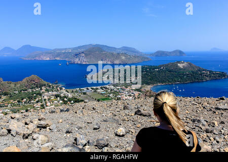 Voir de retour d'une femme non identifiée sur le dessus de l'île de Vulcano, Lipari et Salina Island de l'Aelian Îles, Italie sur une journée d'été avec ciel bleu Banque D'Images