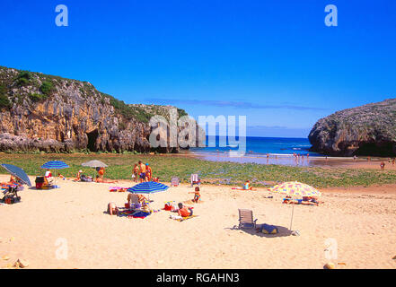 Cuevas del Mar beach. Nueva de Llanes, Asturias, Espagne. Banque D'Images