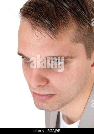 Le portrait d'un jeune mans face dans un libre de droit à la recherche vers le bas avec ses yeux bleus, isolée pour fond blanc Banque D'Images