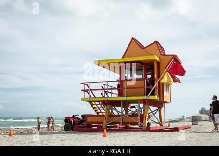Les personnes bénéficiant de la plage par la 24e Rue lifeguard tower sur Miami Beach, Floride, USA Banque D'Images