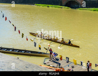 FLORENCE, ITALIE - 7 avril, 2018 : des membres non identifiés de Florence Rowing Club de la formation sur l'Arno à Florence, Italie. Rowing Club Societa Canottier Banque D'Images