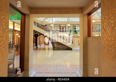 Marbre blanc avec ornements de style persan golden le hall décoré de murs en boucle, Rookery building Chicago, Illinois, États-Unis Banque D'Images