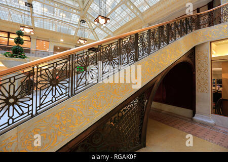 Marbre blanc avec ornements de style persan doré décoré le hall d'escalier d'immeuble dans la boucle, le Rookery, Chicago, Illinois, États-Unis Banque D'Images