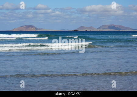 Blick auf La Graciosa und La Baja, Playa de Famara, Lanzarote, Kanarische Inseln, Spanien Banque D'Images