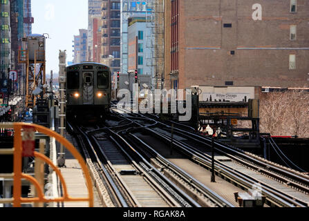 Chicago 'L' trains circulant sur des voies de chemin de fer près de la gare de Merchandise Mart dans la boucle de Chicago. L'Illinois.USA Banque D'Images