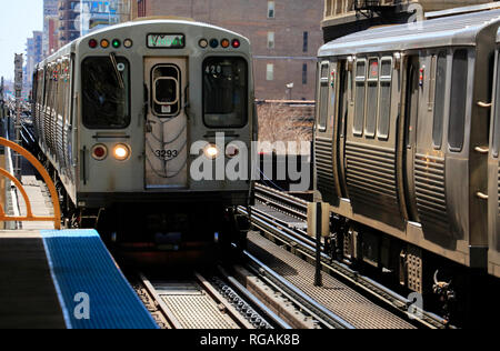 Chicago 'L' trains circulant sur des voies de chemin de fer dans la boucle de Chicago. L'Illinois.USA Banque D'Images